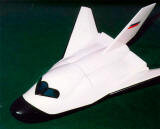  Прототип  будущего «Бурана» разрабатывал с 1965 года в рамках проекта «Спираль»  Глеб Лозино-Лозинский, главный конструктор ОКБ-155 Артёма Микояна.  Одноместный орбитальный многоразовый самолёт, опытный образец которого  значился под названием «Изделие «105-11», имел массу 10 тонн, а по  конфигурации напоминал перевёрнутый сапог, за что получил шутливое  название «Лапоть». Его запускал, выведя на высоту 24-30 километров,  самолёт-разгонщик Tу-95, у которого тот крепился под  фюзеляжем. «Лапоть» был способен доставлять в любую точку крылатые  ракеты, ядерные и обычные бомбы. А выполнив задачи, осуществлял посадку  на аэродром по-самолётному.