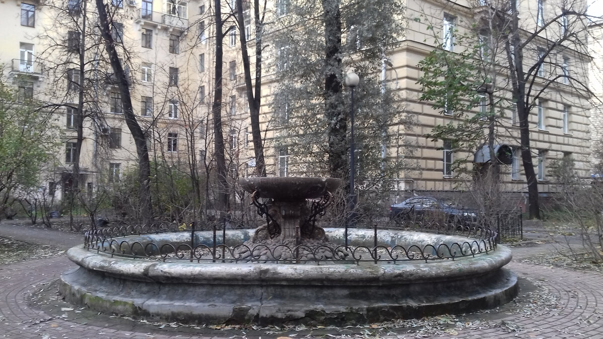 Бабушка жила в сталинке. Там даже фонтан в соседнем дворе, правда неработающий