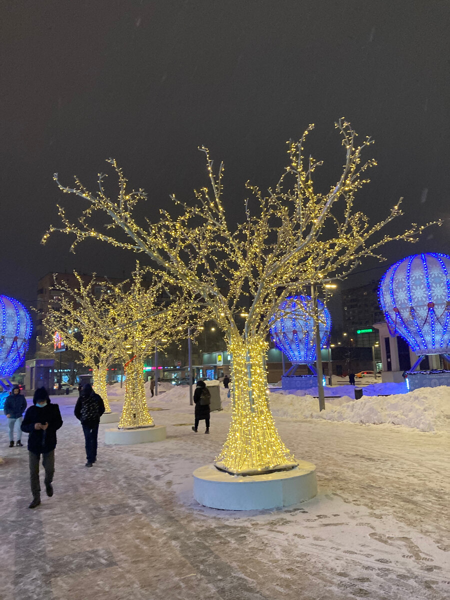 Новогодняя иллюминация около метро Электрозаводская