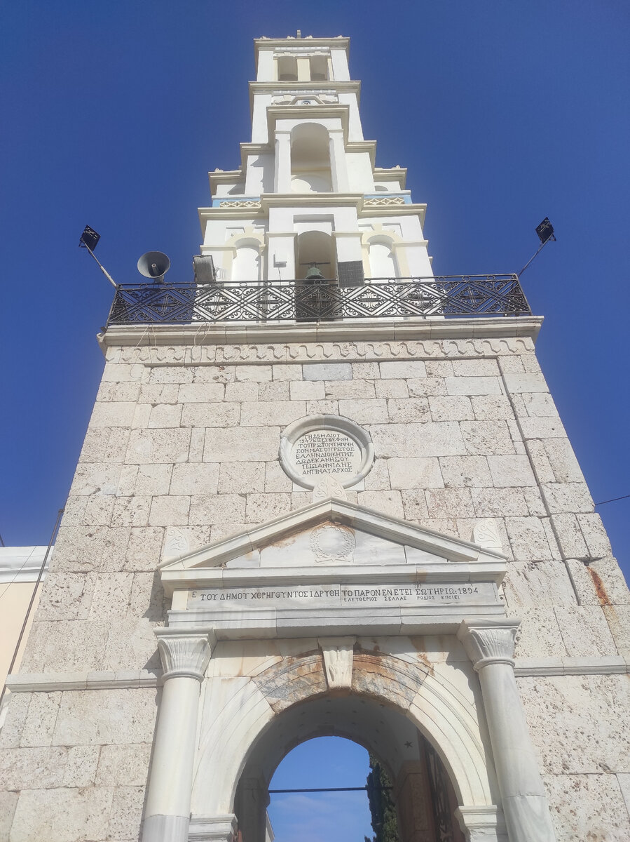 Часовая башня. Построена на средства эмигрантов с Халки, проживающих в штате Вирджиния в США.