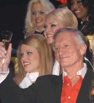 Вечно молодой Хью Хефнер и его пока ещё молодые подружки. Изображение - интернет.