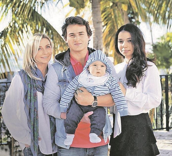 Татьяна Овсиенко с сыном, внуком и невесткой. Фото: Инстаграм