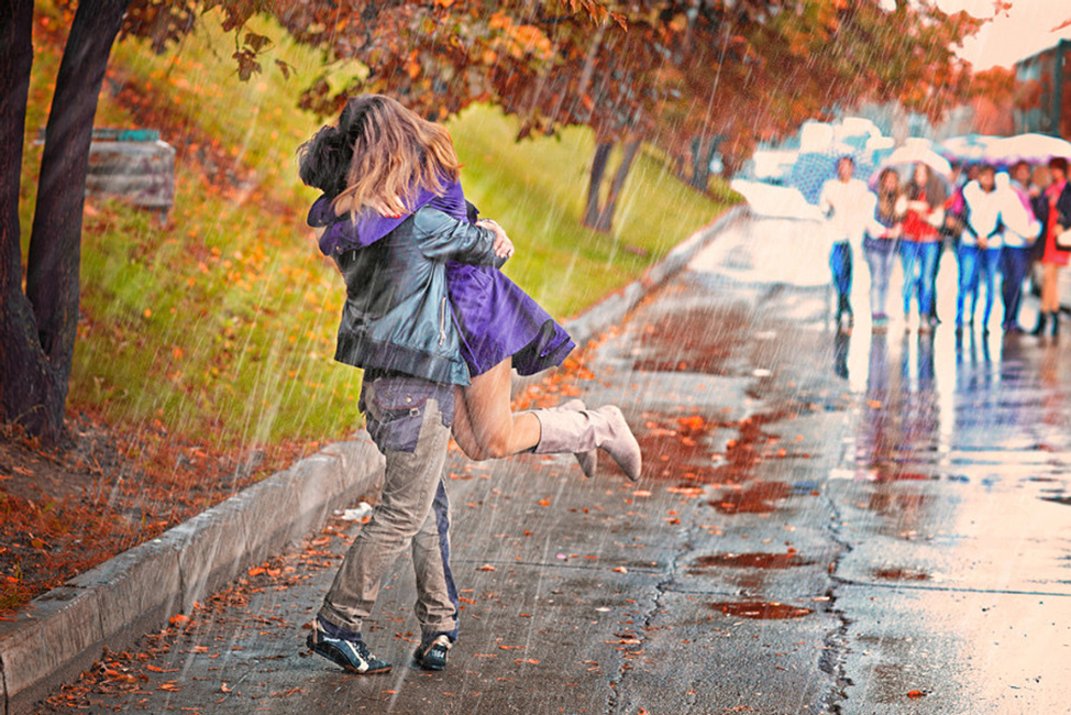 Нужен большой дождь. Осенняя прогулка. Прогулка под дождём. Осень дождь. Люди на улицах под дождем.