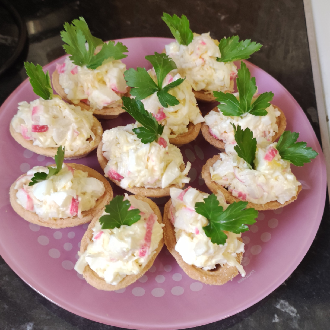 Тарталетки с крабовыми палочками, яйцом и сыром 😋 | Овкусе.ру - Ежедневная  готовка в радость! Пошаговые рецепты с фото | Дзен