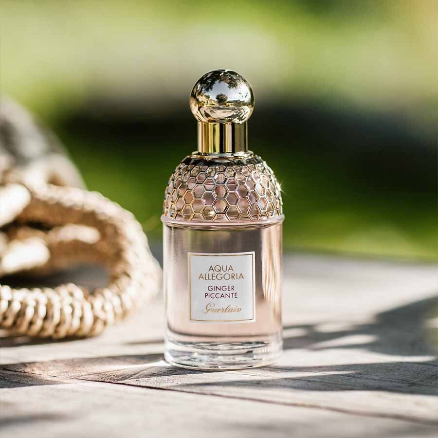 Духи с пудровым ароматом для женщин. Guerlain Aqua Allegoria Ginger piccante. Allegoria Guerlain мускус. Аква аллегория Пиканто герлен. Ginger piccante духи Guerlain.