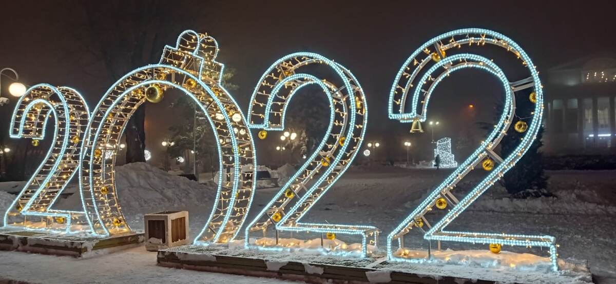 Площадь перед Царицынской оперой. Краснооктябрьский район.