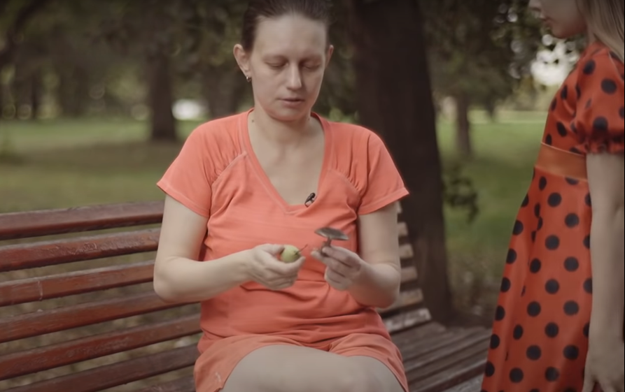 Такое ощущение, что бедная женщина прикидывает: сейчас съесть или попозже? В сыром виде или в вареном? 