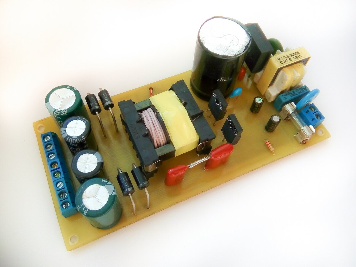 Общий вид собранной платы LLC резонансного источника питания на базе IRS27952