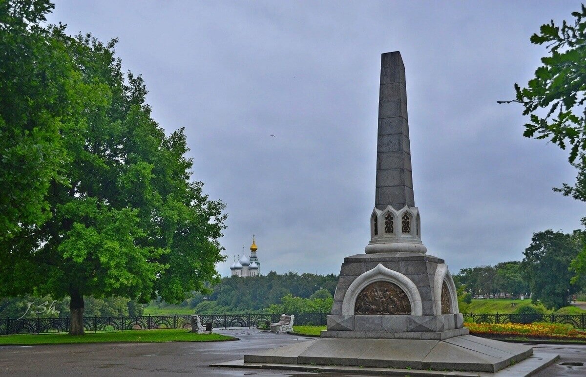 Памятники города вологды. Памятник 800 летия Вологды. Обелиск 800 летия Вологды. Достопримечательности Вологды памятник 800 летия. Вологда памятник Восьмисотлетия.