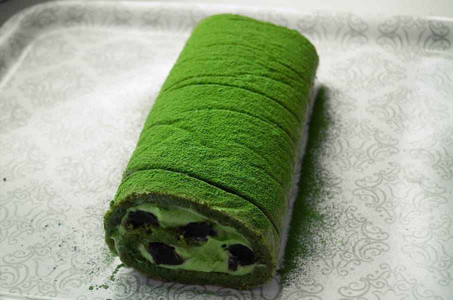 Рулет с матча — мало сахара, можно сказать пресный, но с почти любым хорошим кофе на v60 раскрывает свою сладость. Автор фото: чайный магазин Котобуки 