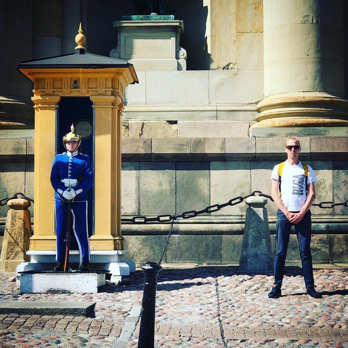 у Королевского дворца (Архив 2019 года)