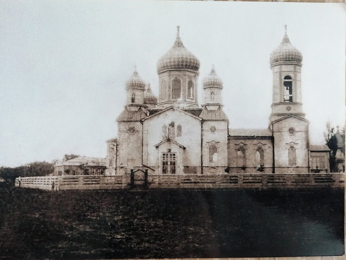 Единственная сохранившаяся фотография Свято-Никольского храма станицы Урупской. 