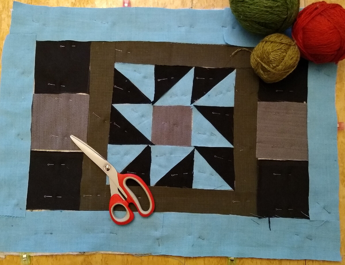 Сборка готова, нитки "ковровка " подготовлены.