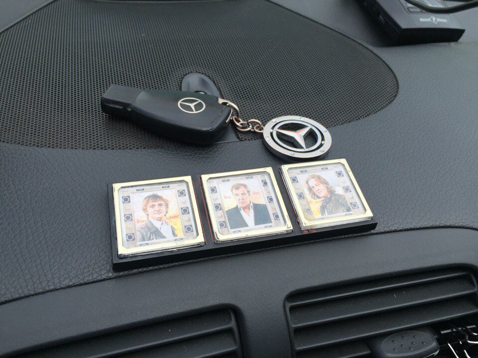 иконки церковные в машину. икона в авто. иконы на панели автомобиля. иконки на торпеде. иконы на торпеде.