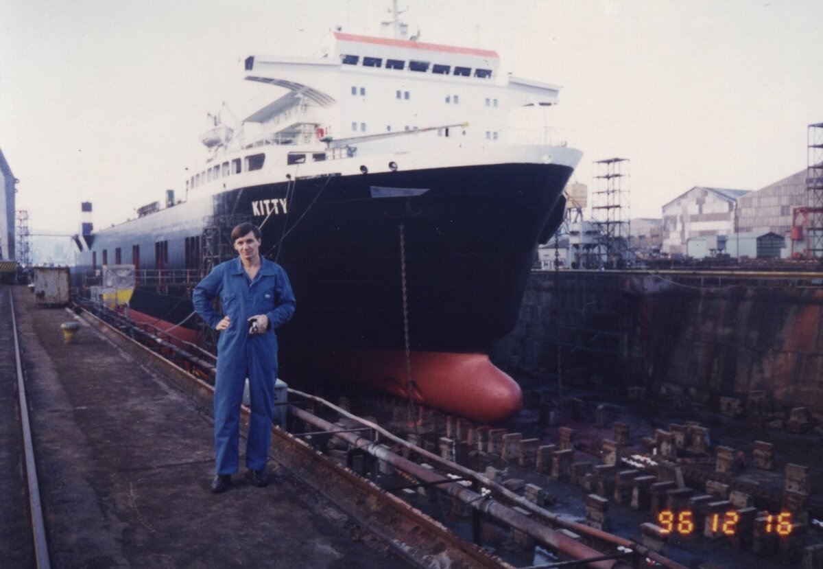 Судно в доке. Заодно и борта подкрасили. Фото из архива автора