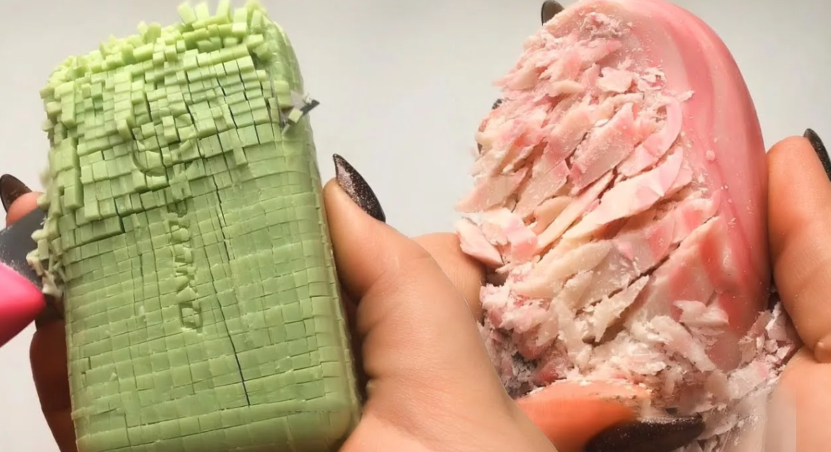 Фото из интернета. Слева - нарезка кубиками, справа - обычная.