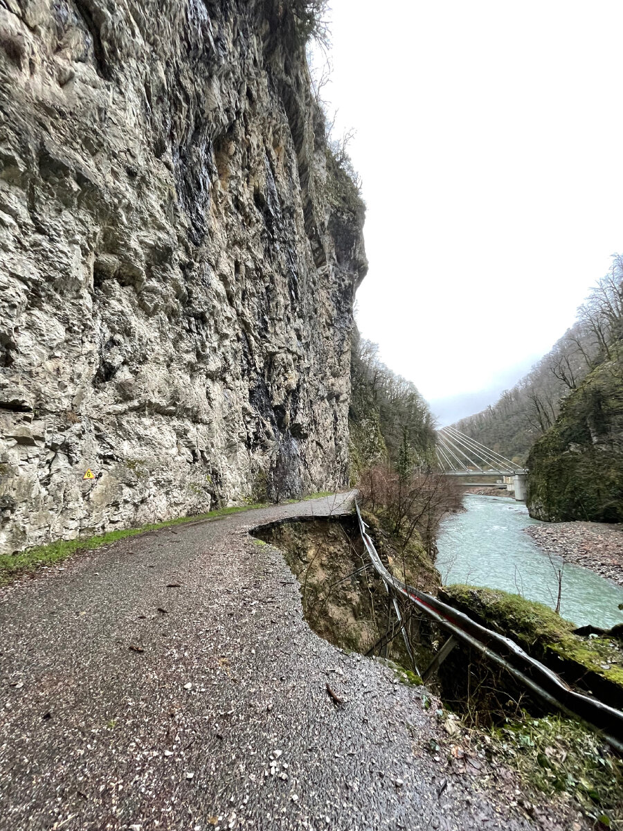 Так обваливается заброшенная дорога