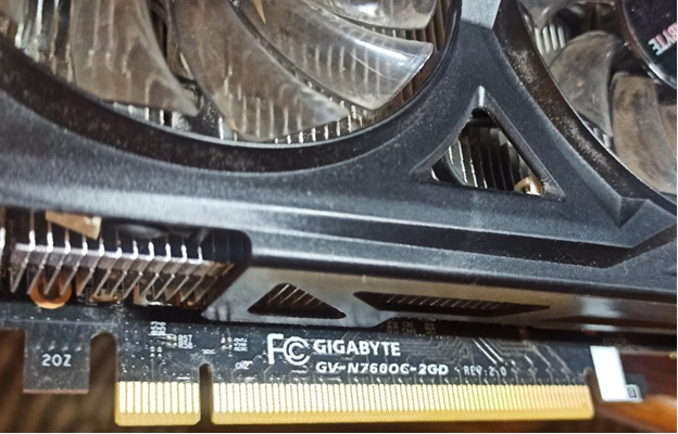 Именно так выглядит коннектор видеокарты для подключения материнской платы