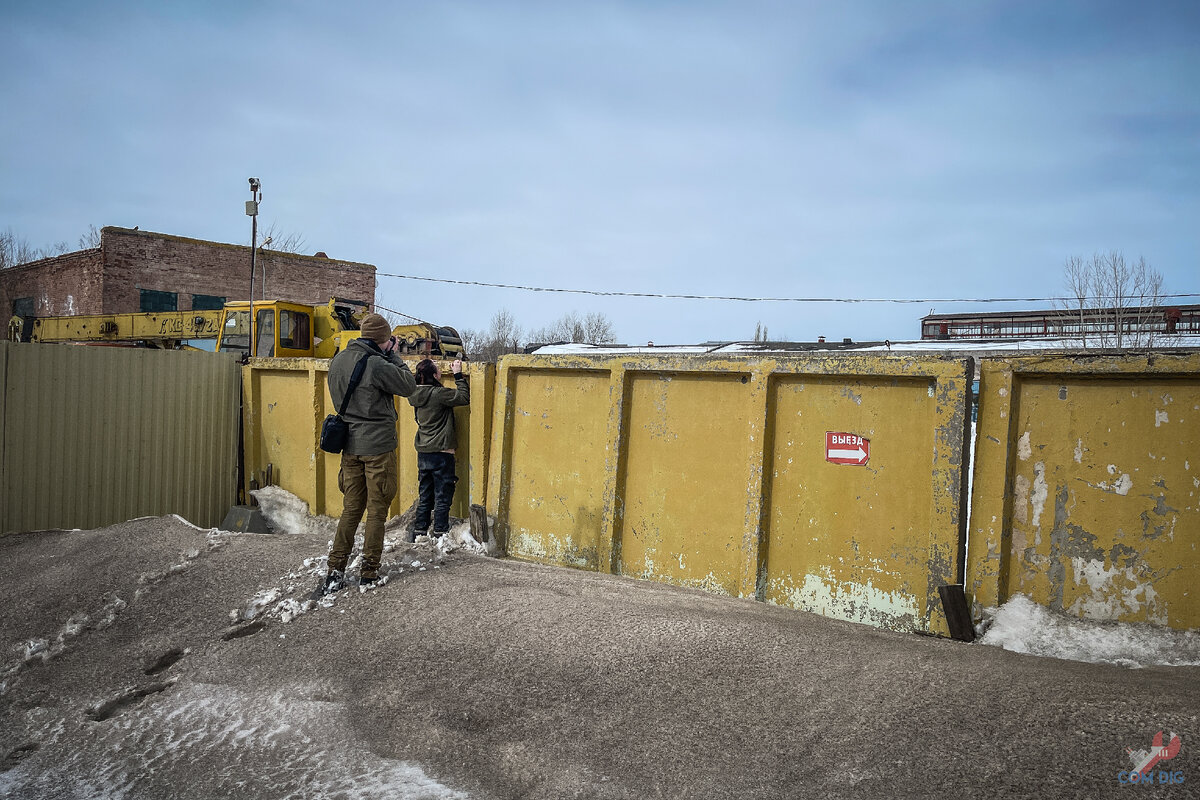 Выглядываем через забор. 