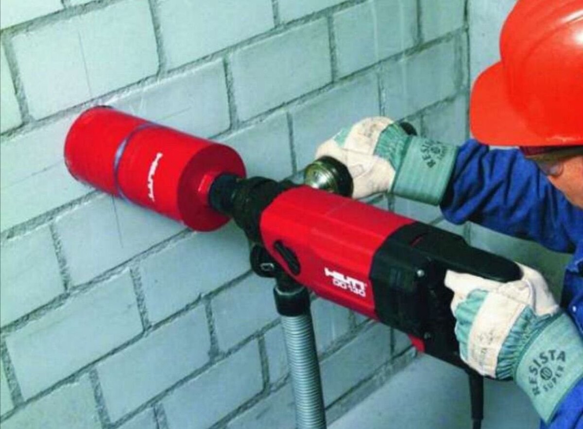 Нередко нужно получить в стене отверстие крупного диаметра для розетки. Как просверлить несущую стену в этом случае? Тогда задействуют коронки, у которых по окружности находятся металлические напайки. Коронки встречаются самых разных размеров, однако наиболее востребованными остаются 68-сантиметровые, которые рассчитаны как раз на розетки. Работая с этими деталями, у перфоратора нужно отключать ударный режим.