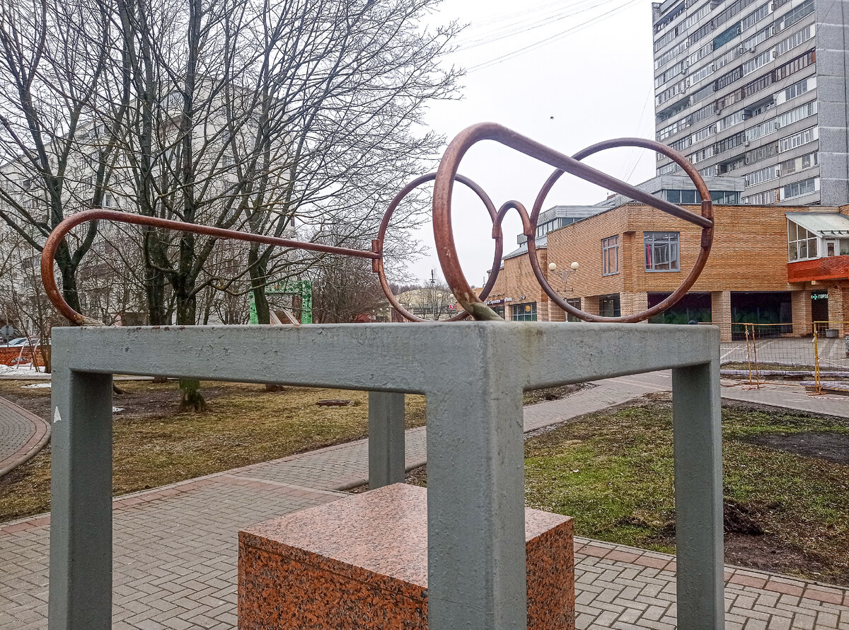 Памятник младшему научному сотруднику, детали. Троицк, Москва. Фото автора статьи 