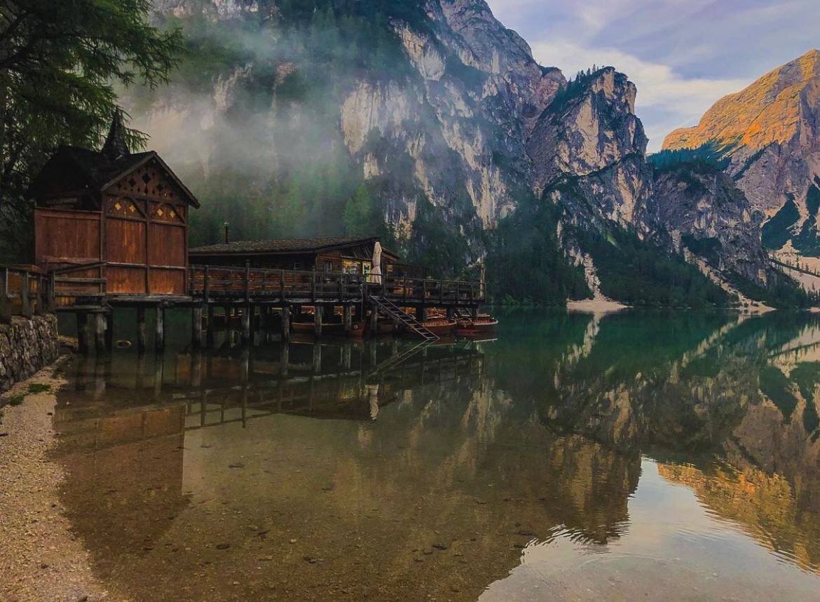 Озеро Брайес в Доломитовых Альпах в Южном Тироле