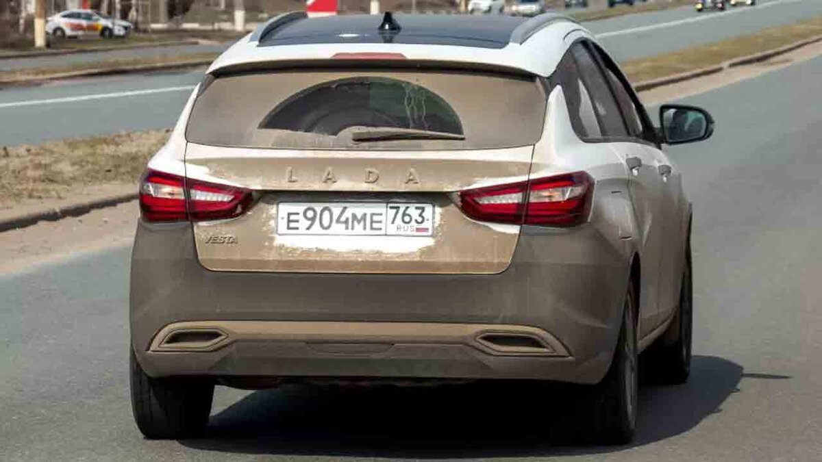 Задняя часть автомобиля чем-то схожа с спортивными авто немецкого производства 