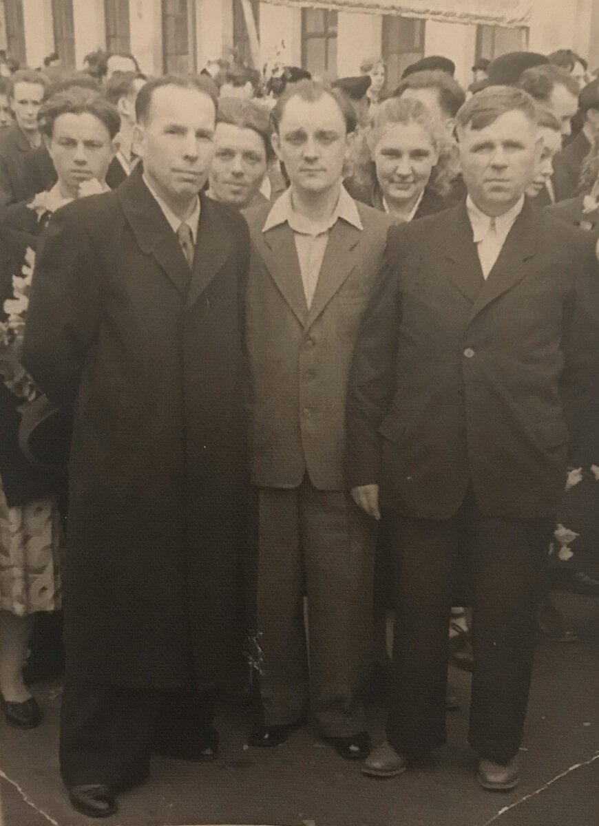 Дедушка с коллегами  на демонстрации, Москва, Пресня, 1 мая  1962 г.