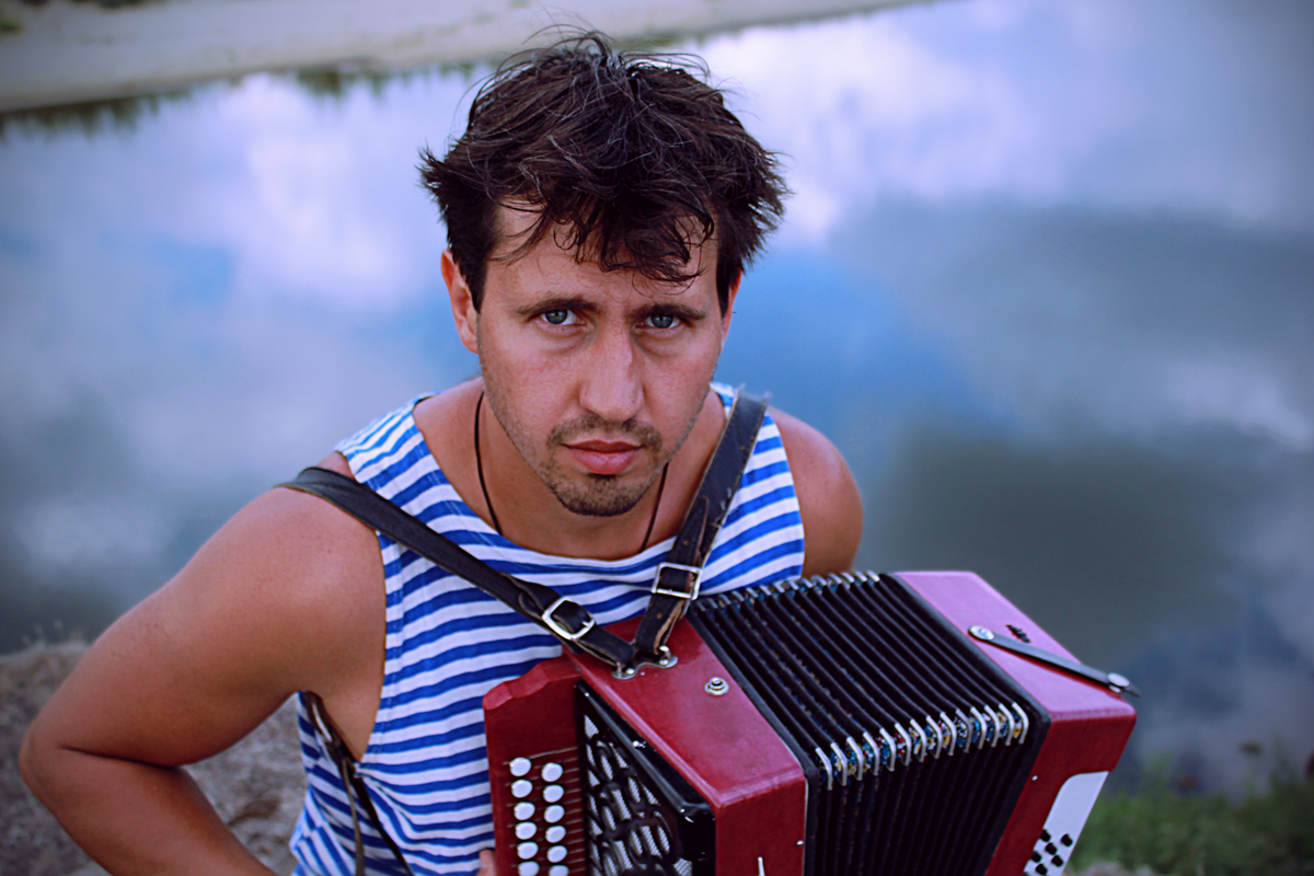 Здесь он еще молодой