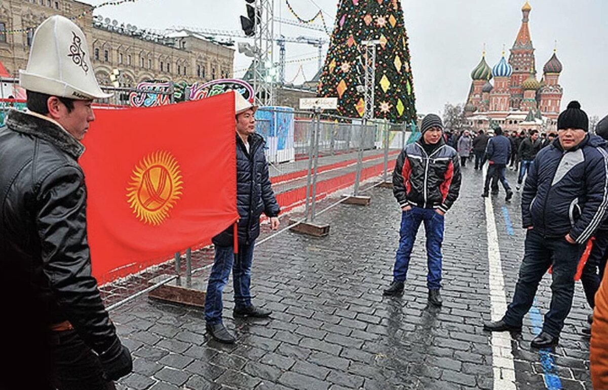 Украинский флаг на красной площади фото