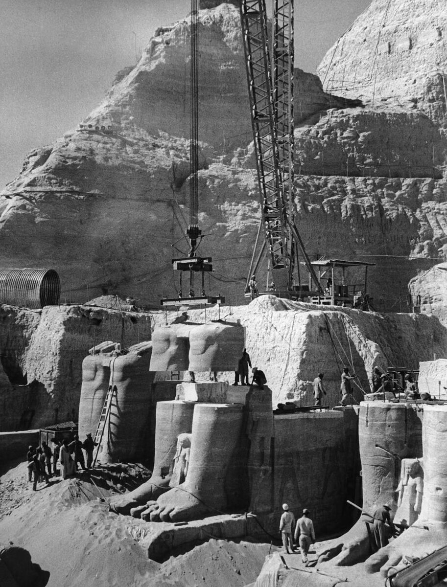 Из-за постройки плотины, в 1960-х годах храм Абу-Симбел было решено разобрать на части и перенести в безопасное место. Передовые технологии 14 стран, самые современные грузоподъемники и механизмы потребовались для того, чтобы перенести 1036 каменных блоков весом в 5-20тонн на расстояние всего в 200м. И заняло это 5 лет. 

Историки же нам говорят, что какие-то крестьяне за те же 5 лет должны были выпилить 400.000 каменных блоков весом около 2,5тонн и перевезти на десятки километров, чтобы собрать в пирамиду. И никаких грузоподъемников, все ручками и медными инструментами.

Когда читаешь подобные заявления, убеждаешься, что большинство таких специалистов не имеют понятия даже как держать в руках лопату, не говоря уже о сложности немеханизированной добыче, обработке и транспортировке камня примитивными инструментами из мягких металлов.