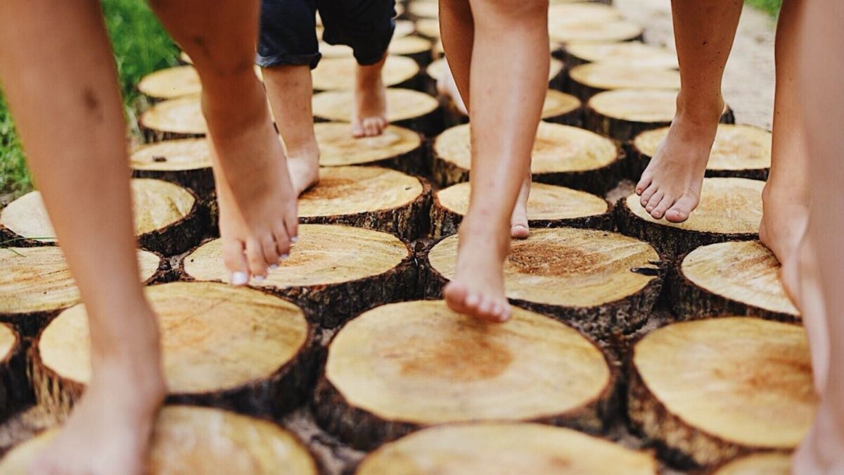 Для здоровья и активностей в глэмпинге есть тропа босых ног, спортплощадка, пруд, столы для пинг-понга, библиотека, настольные игры, костровая зона,  сцена.
