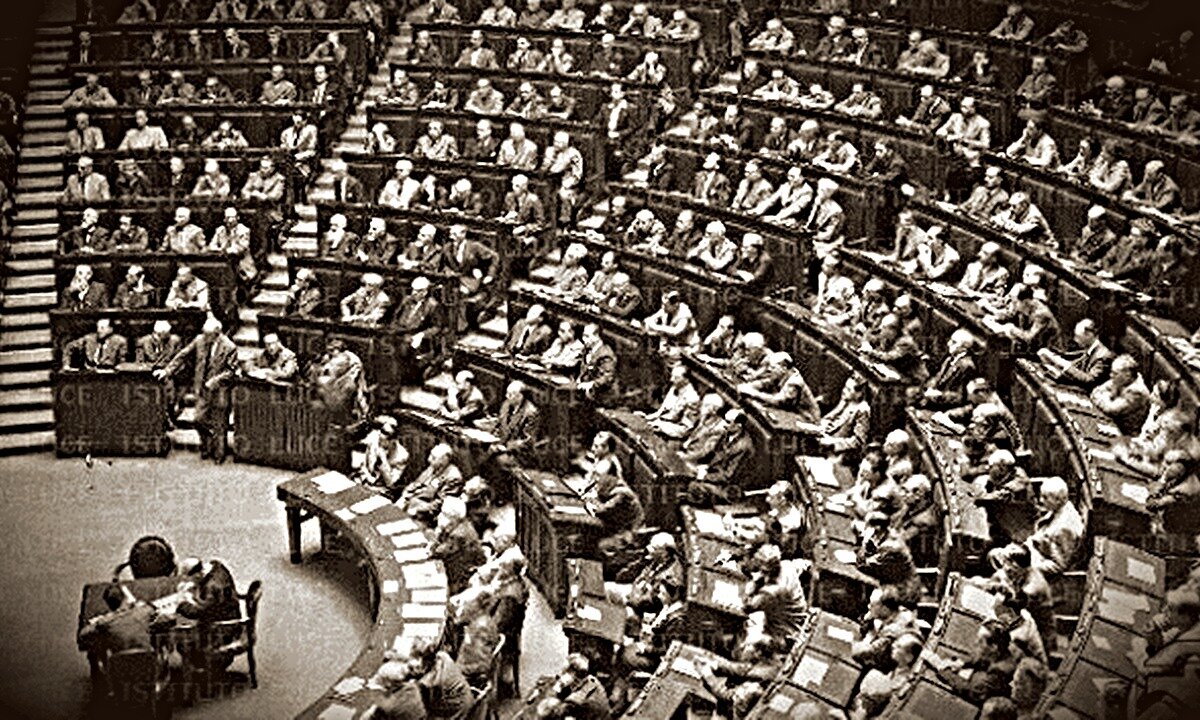  После административного голосования первый политический голос женщин был выражен именно по случаю исторического референдума монархия-республика 2 июня 1946 года 