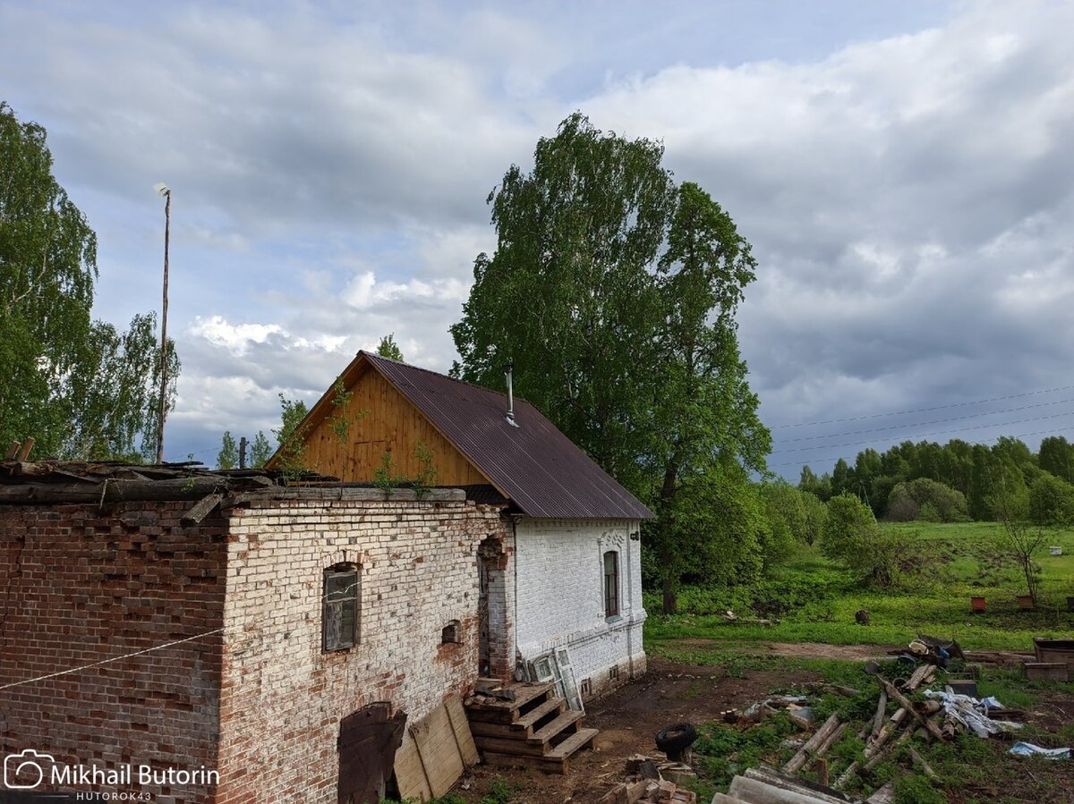 Дровяник во дворе дома прадеда обрёл новую крышу. И почти бесплатно |  Вятский Хутор | Дзен