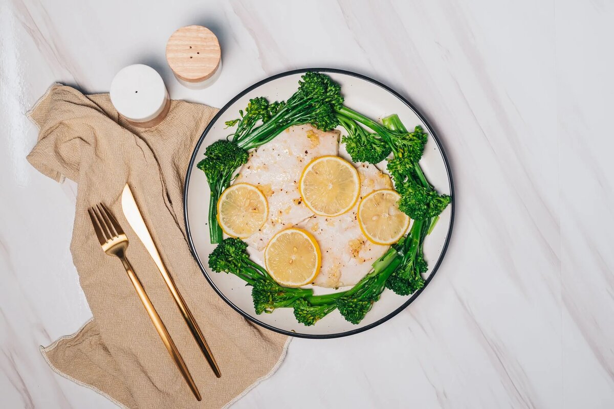 Тилапия с чесноком и лимоном на сковороде [правильное питание]