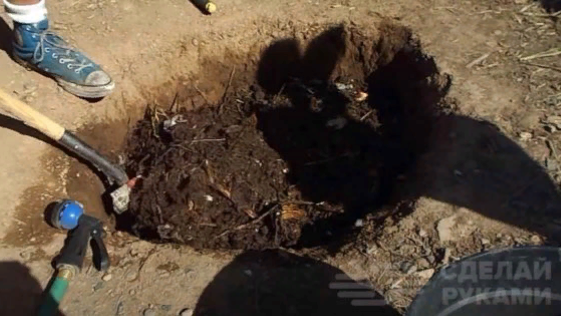 Компостную яму сделать просто (источник фото: sdelairukami.ru)