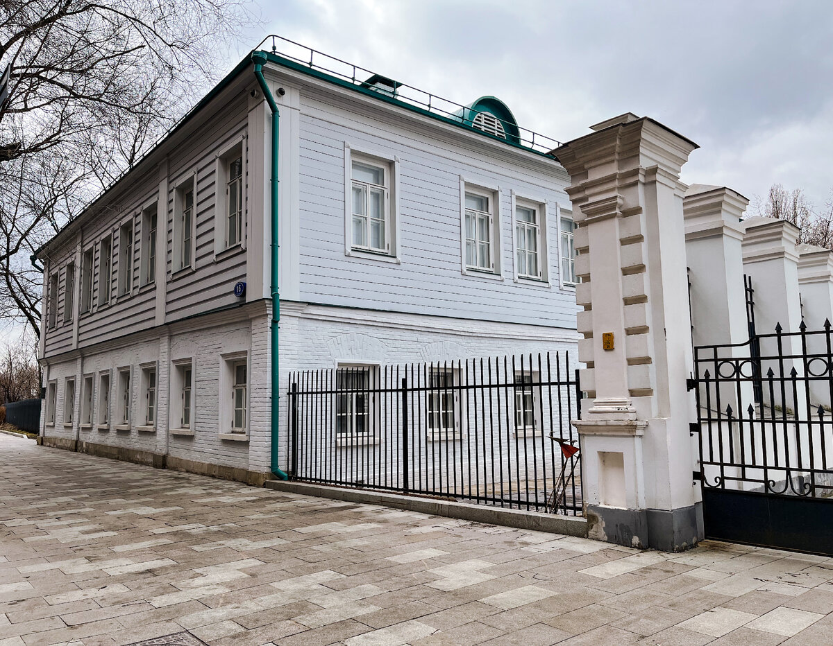 В этом небольшом двухэтажном доме родились будущие знаменитые купцы-коллекционеры - Павел и Сергей Третьяковы. Фото автора