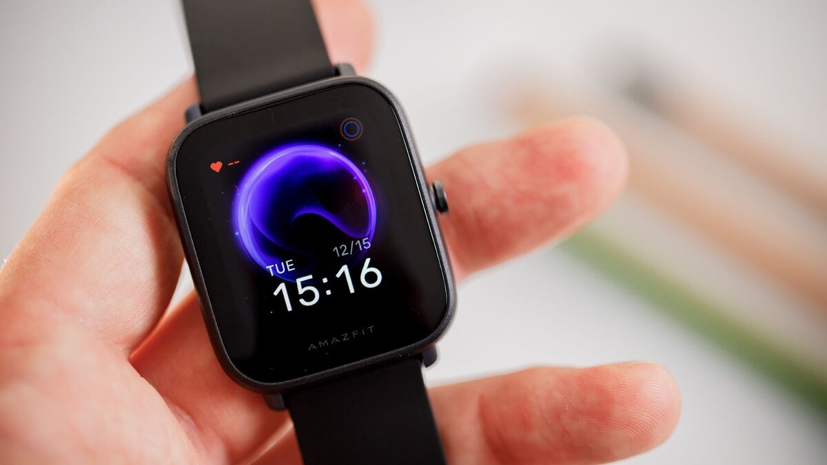    Xiaomi Amazfit Bip U Pro имеют простую форму корпуса и ремешка. Источник: techadvisor.com