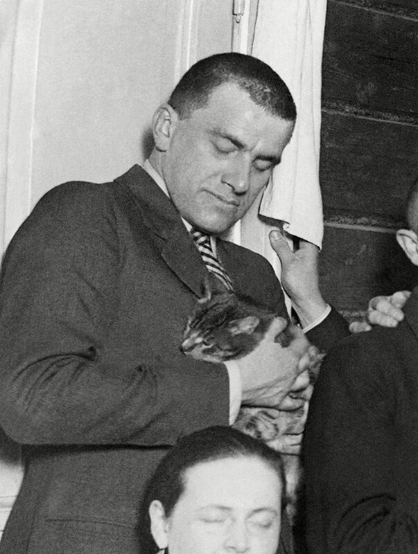 Поэт Владимир Маяковский в редакции газеты «Известия». Николай Петров, 1926 - 1927 год, г. Москва, Страстная пл., ОАО «Газета Известия». 