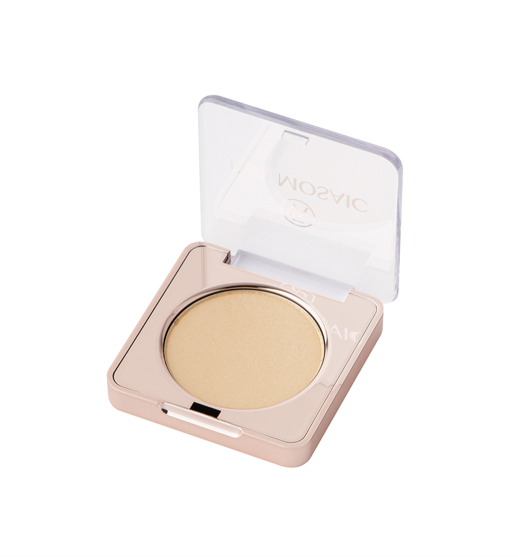 Компактный хайлайтер в оттенке №10 «Шампань» легко подчеркнёт загар и подойдёт даже для смуглой кожи.