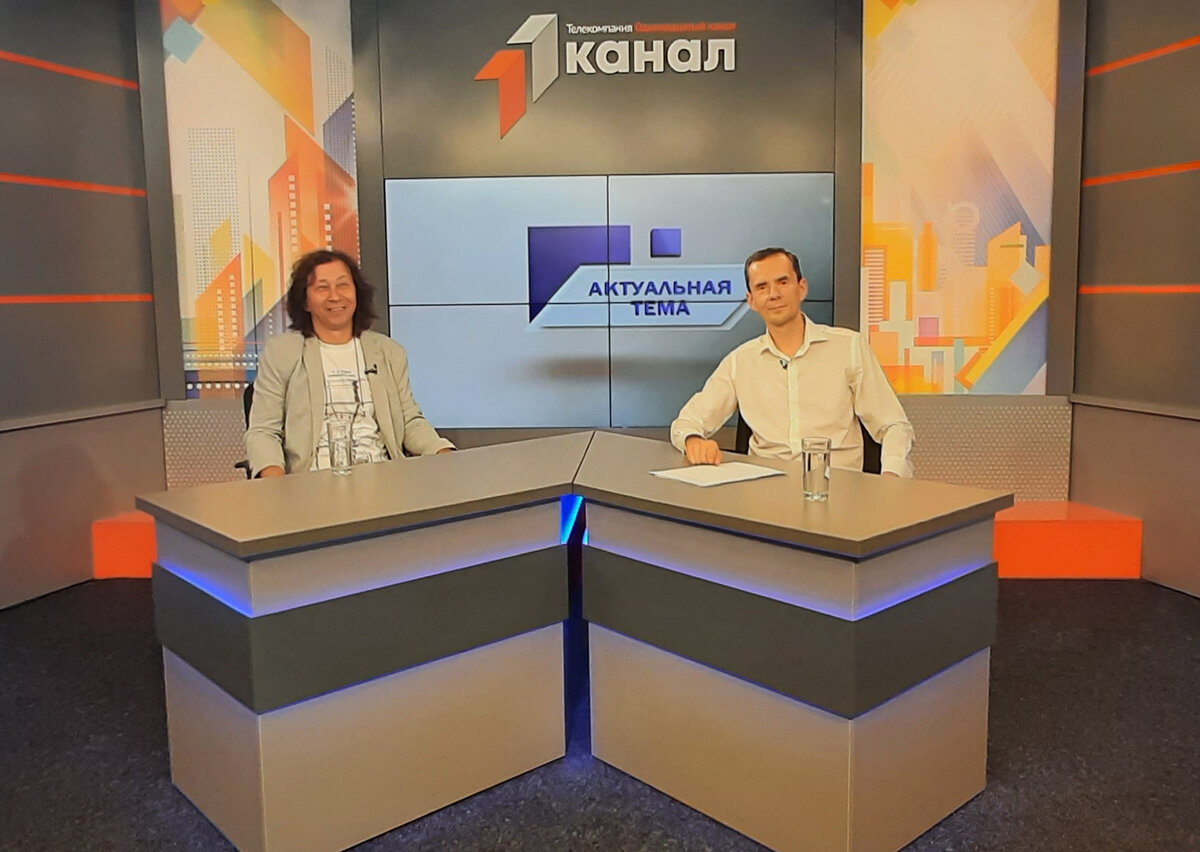 «В кино я ворвался самозванцем, из инженеров», – признался гость ТРК «11 канал» Андрей Ким (на фото слева). Он круто изменил жизнь в «лихие» 90-е: «Это было время перспектив и возможностей. Мы с друзьями создали студию «Мастер». Хотя, да – иногда выезжали на съёмки с револьвером в кармане». Фото Е. Медведевой