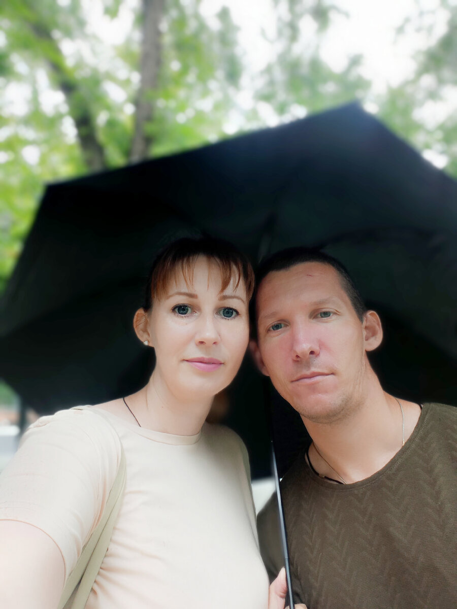 В Феодосии есть фонтан пары под зонтом. Это символ любви города. Все художники в своих работах так или иначе изображают их как визитную карточку города.