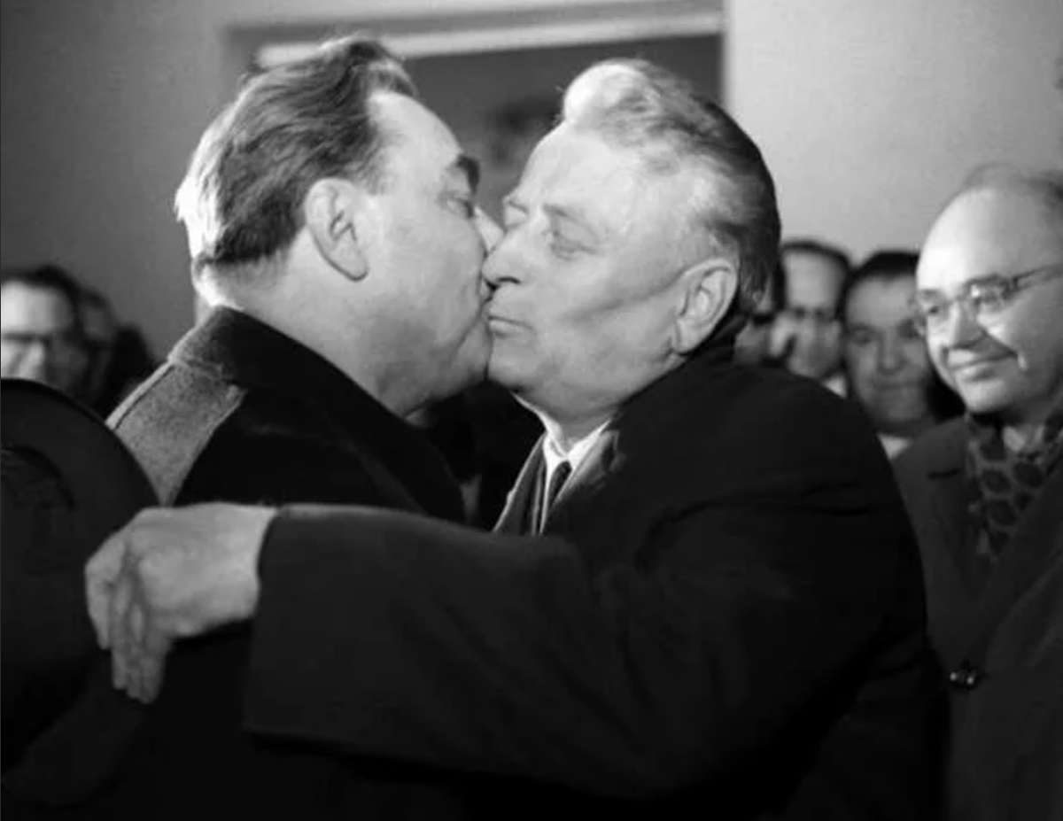 Брежнев целуется. Брежнев Леонид поцелуй. Брежнев Леонид Ильич поцелуи. Леонид Ильич поцелуй. Леонид Ильич Брежнев целует