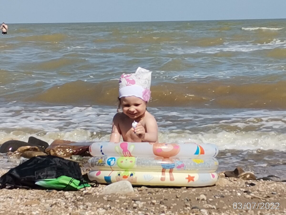 Поначалу дочь плескалась в морской водичке так 😁