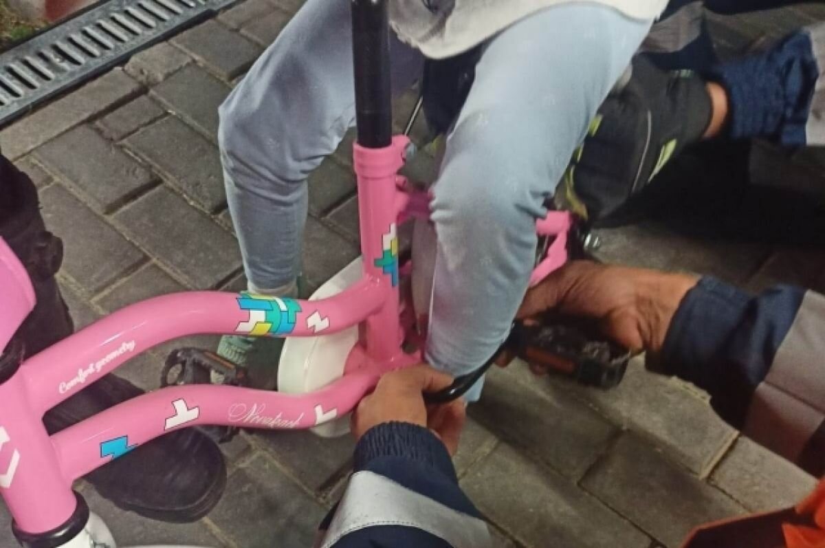    В Казани девочка застряла в детском велосипеде