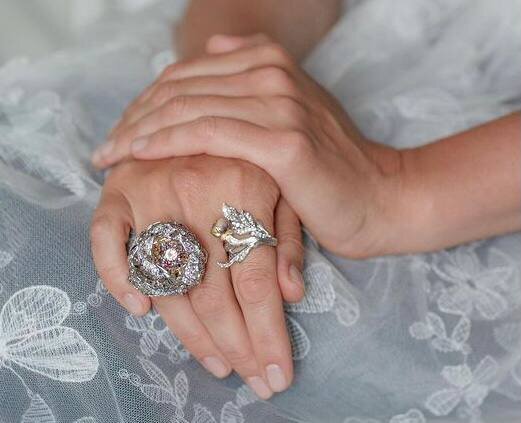 Кольцо на два пальца "Пион" от Elena Okutova Jewellery. Бриллианты, сапфиры, турмалины, родолиты, аметисты и горячая эмаль. Фото: https://t.me/elenaokutovajewellery