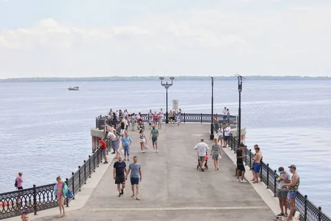 Пирс на новой набережной Волги в Саратове.