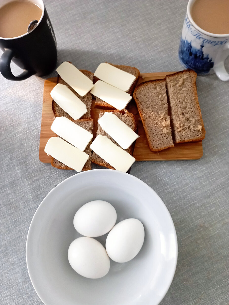 Отварные яйца, бутерброды с маслом и кофе