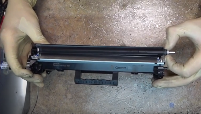 Фото 12. Стрелкой указан магнитный стержень, который мы вытащили из ролика проявки