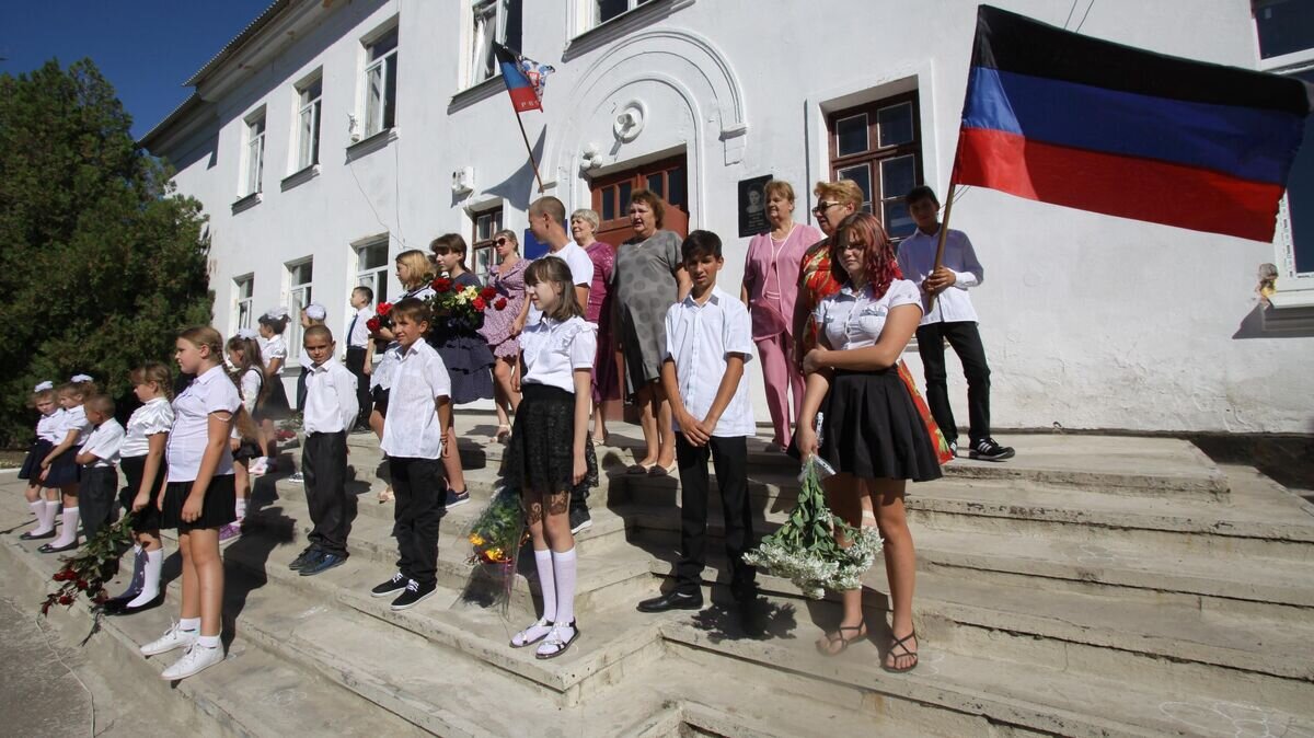    Ученики на праздничной линейке в школе в День знаний в селе Саханка Донецкой области© РИА Новости / Сергей Аверин